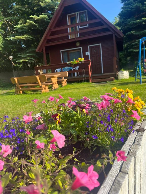 una casa con un ramo de flores en el patio en Centrum Wypoczynkowe Karman, en Gdansk