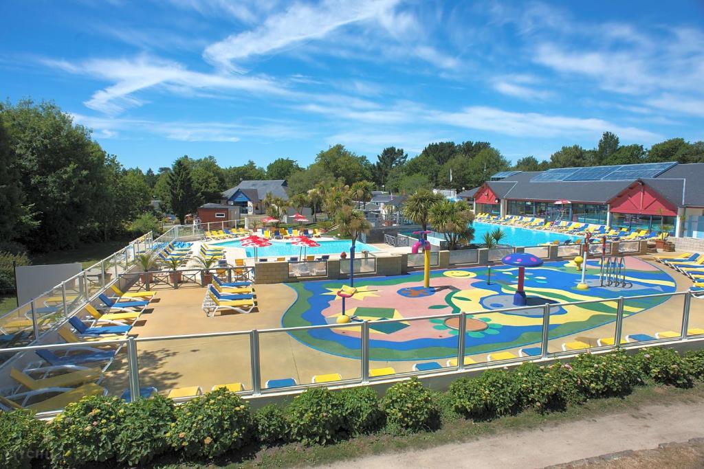un parc aquatique vide avec une grande piscine dans l'établissement Mobil-home 4-6 pers - Terrasse & Linge - Domaine de Kerlann, à Pont-Aven