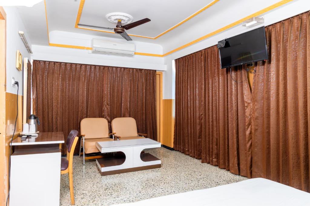 TV a/nebo společenská místnost v ubytování Hotel Srilakshmi