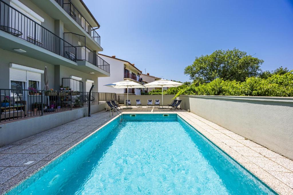 Bazén v ubytování Apartmani Paliska nebo v jeho okolí