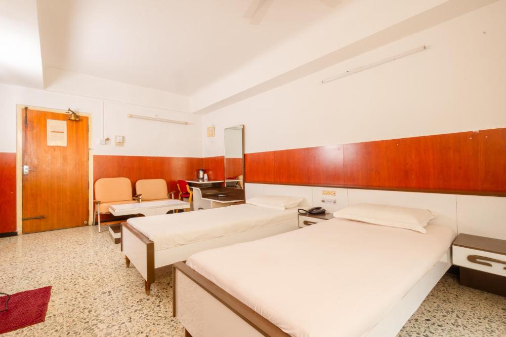 Postel nebo postele na pokoji v ubytování Hotel Srilakshmi