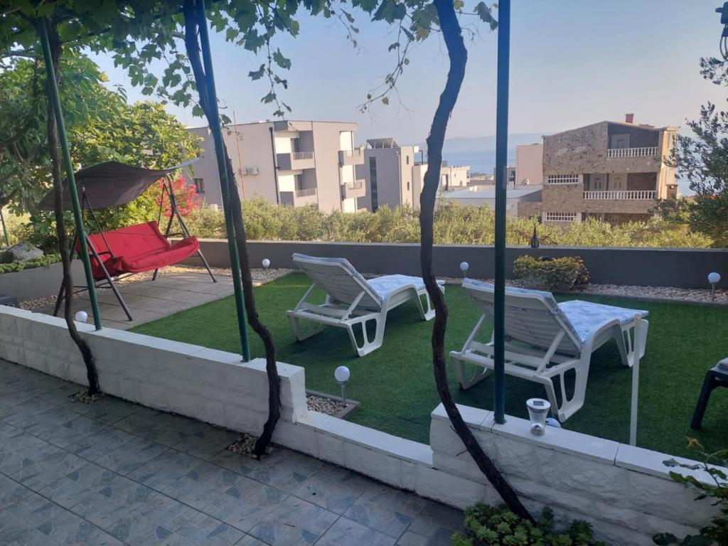 Vonkajšia záhrada v ubytovaní Apartment A&J