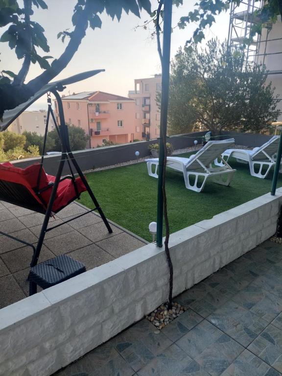 Vonkajšia záhrada v ubytovaní Apartment A&J