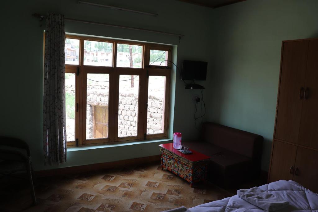 Rúm í herbergi á Nilza Guest House