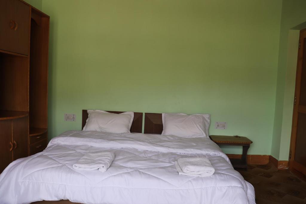 Rúm í herbergi á Nilza Guest House