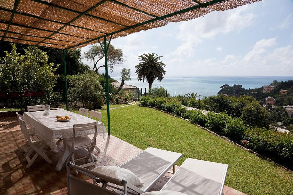 ラパッロにあるVilla Pocの海の景色を望むパティオ(テーブル、椅子付)