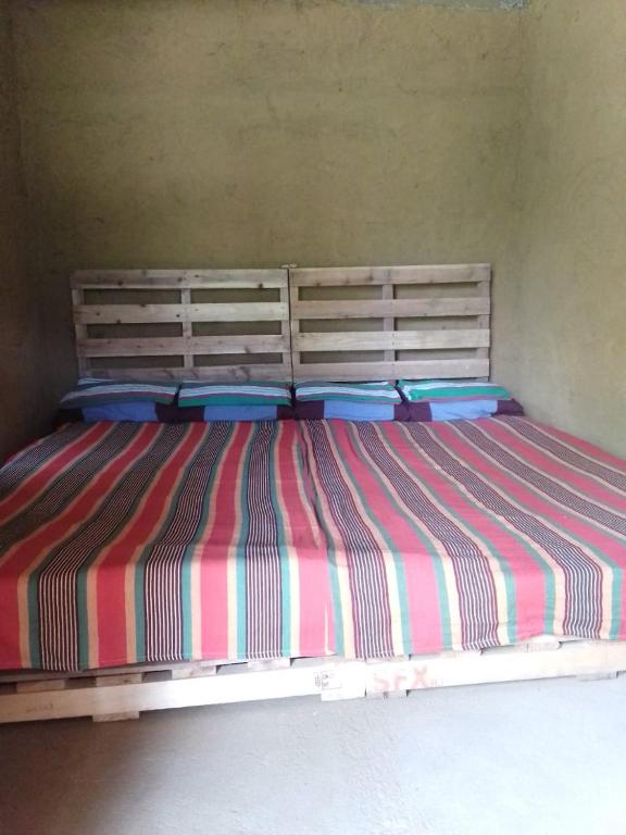 Postel nebo postele na pokoji v ubytování Hideout Rawana Meenure