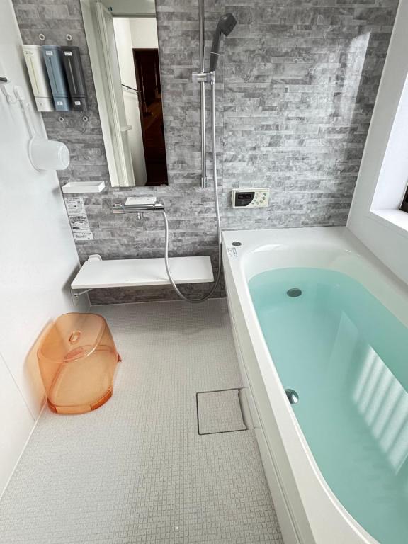 Koupelna v ubytování 一棟貸しの宿 貸別荘 水戸ハウス Vacation Rental Mito House! Location is 1-2-55 Kanemachi Ibaraki Prefecture 玄関横のキーボックスの暗証番号はご予約後に宿からのメッセージ欄にてご確認下さい 場所は茨城県水戸市金町1-2-55です