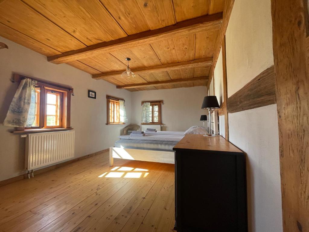 Postel nebo postele na pokoji v ubytování Izerski dom