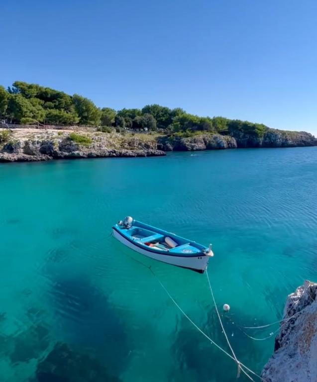 La caletta di Porto Badisco con il mare turchese e una barca