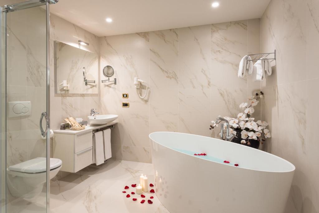 Een badkamer bij Villa Nicolli Romantic Spa Resort - Adults Only