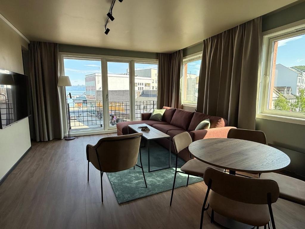 una sala de estar con un sofá y una mesa en Scandic Harstad, en Harstad