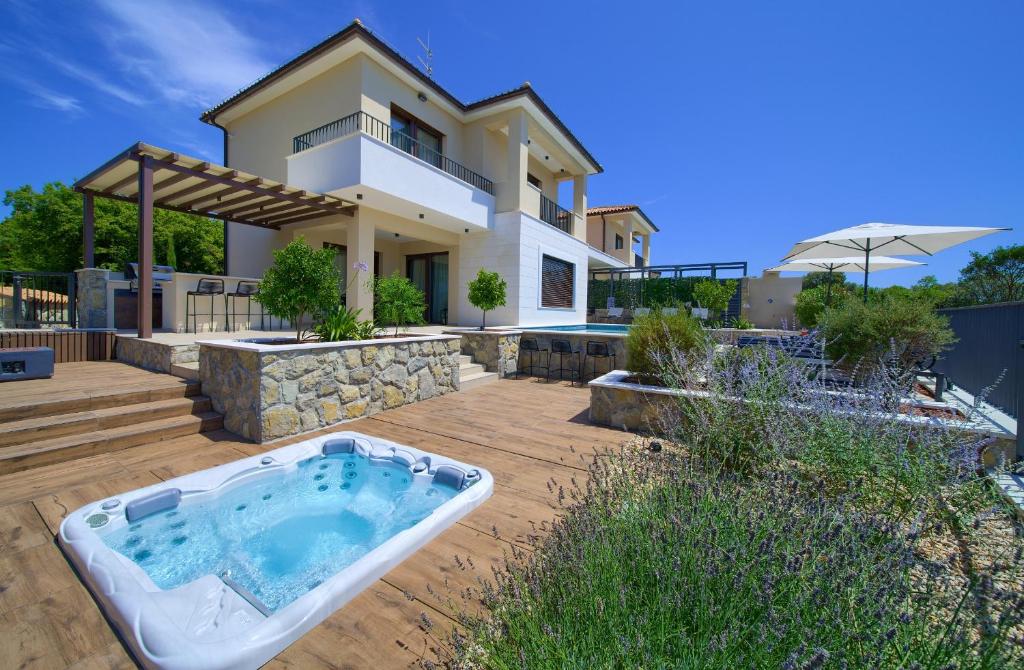 a house with a bath tub in a yard at Luxury Villas LORD and LADY in Pinezici