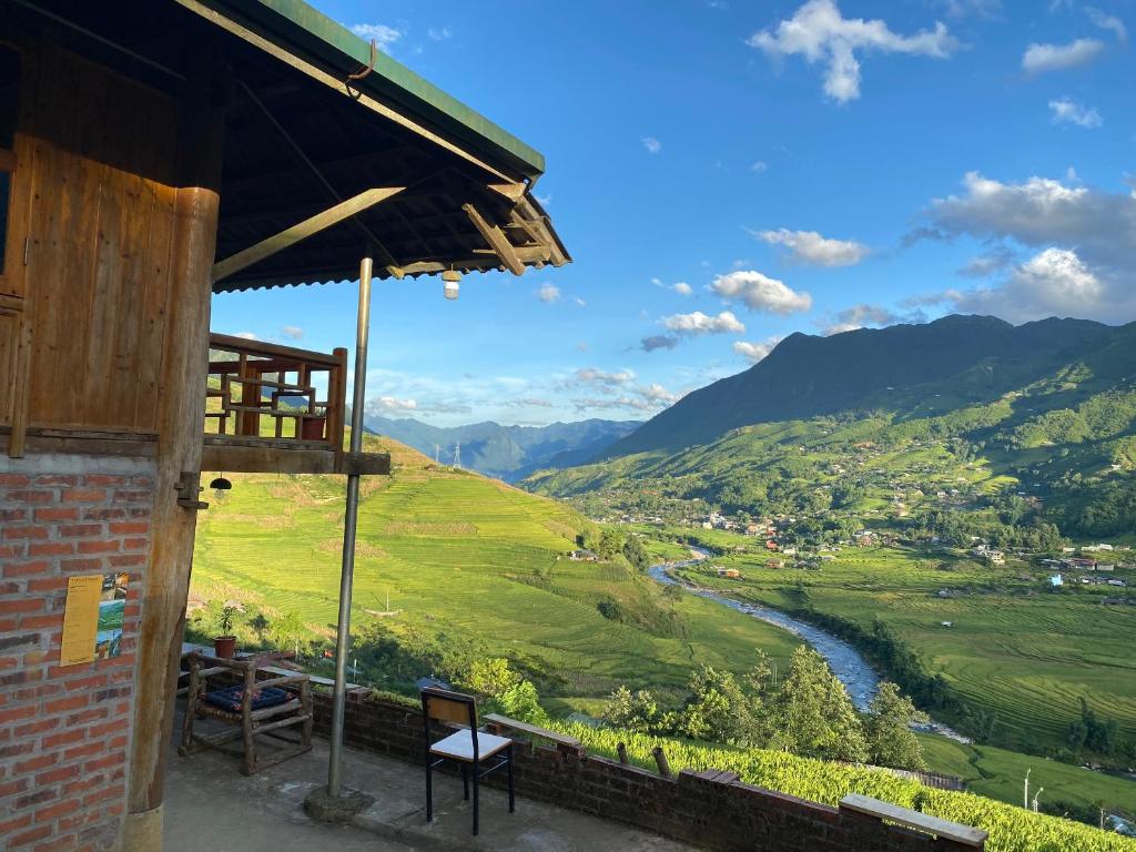 ein Gebäude mit Blick auf einen Fluss und Berge in der Unterkunft Pham's House - Homestay & Cafe in Sa Pa