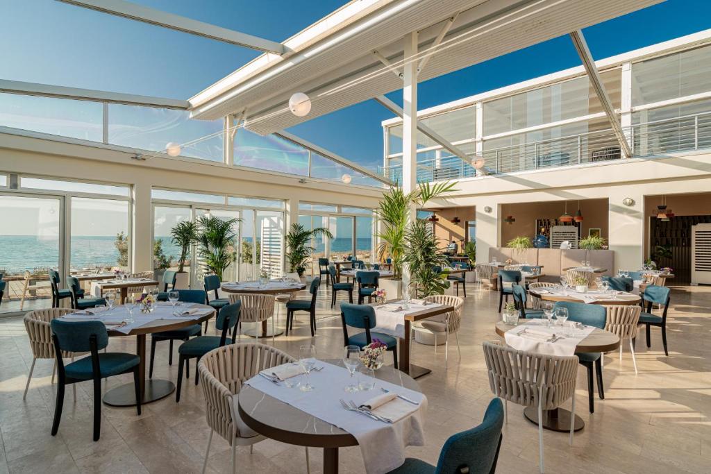 Restaurace v ubytování Bellevue Sardinia Resort Affiliated by Meliá