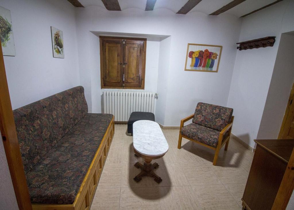 a living room with a couch and a chair at Apartmento A in Benasque