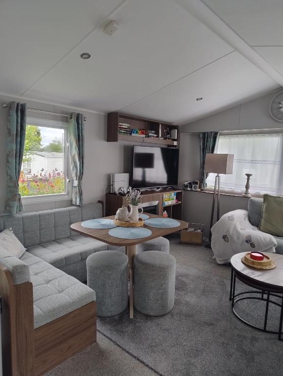 un soggiorno con un divano e un tavolo di Seton Sands Holiday Village 61 Muirfield Near Edinburgh Free WiFi a Port Seton