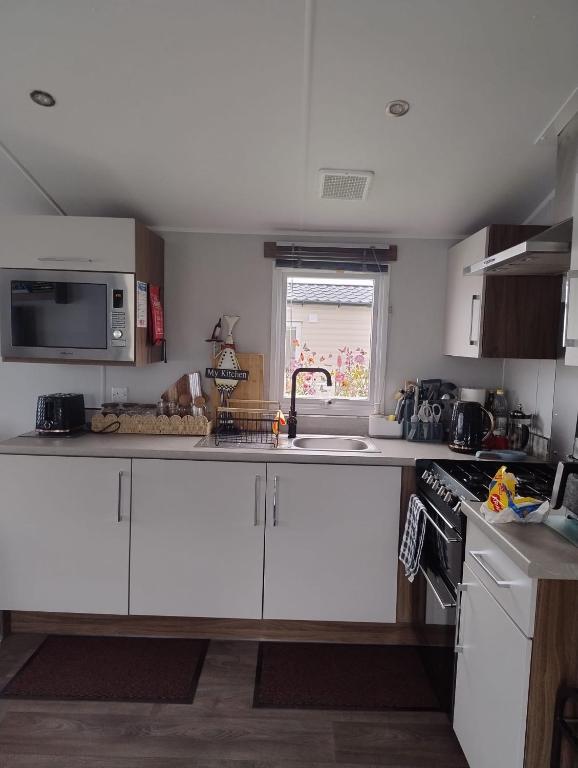 Cucina o angolo cottura di Seton Sands Holiday Village 61 Muirfield Near Edinburgh Free WiFi