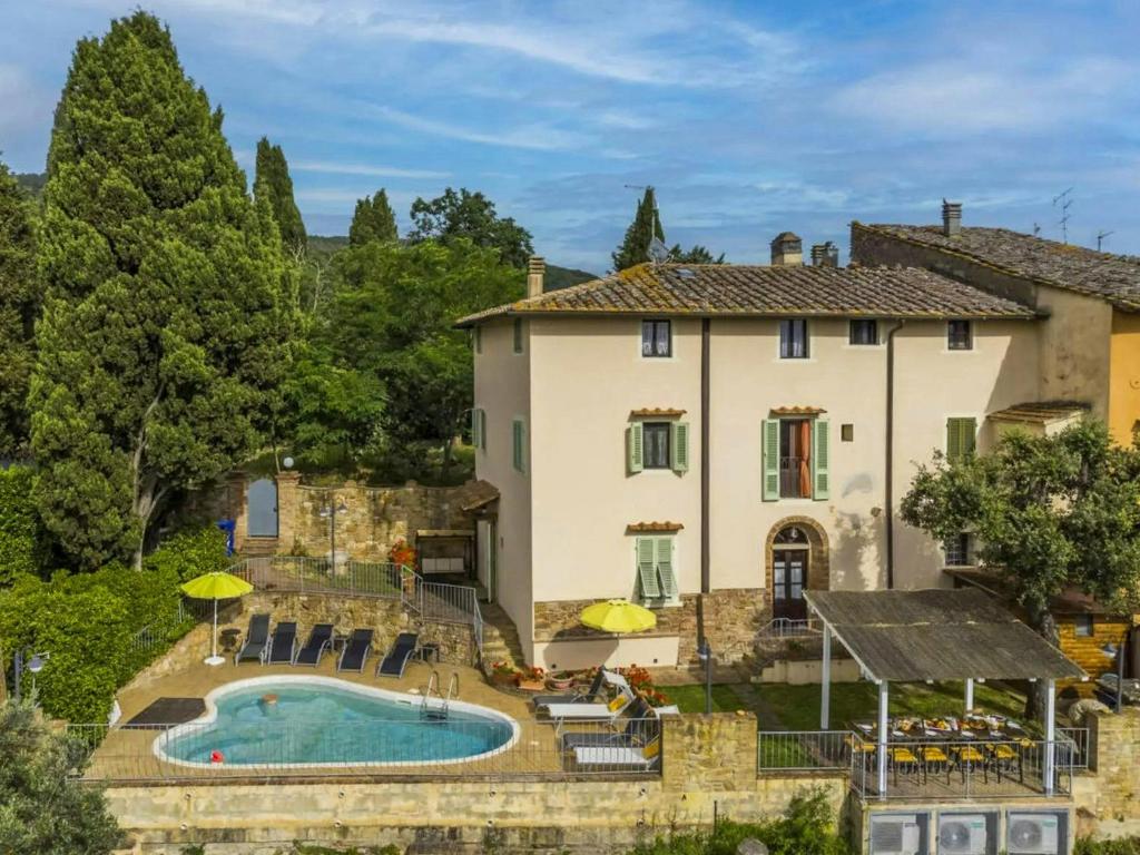 モンタイオーネにあるMedieval Villa In The Tuscan Hillsのプール付きの家の外観