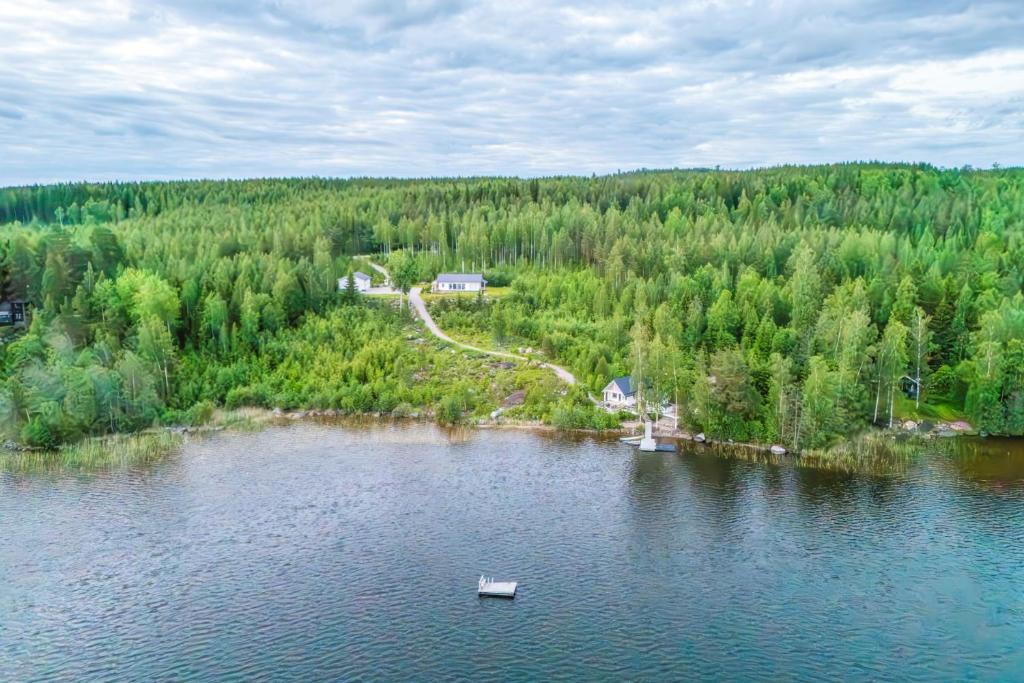 una vista aérea de un lago con un barco en el agua en Villa Vilkama, en Laukaa