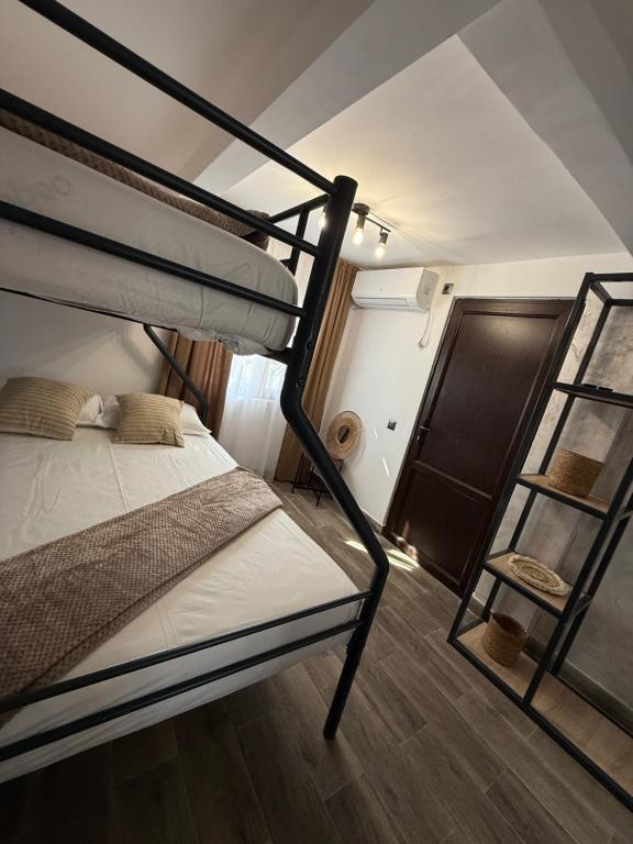 Ένα ή περισσότερα κρεβάτια σε δωμάτιο στο Vila lydia Costinesti