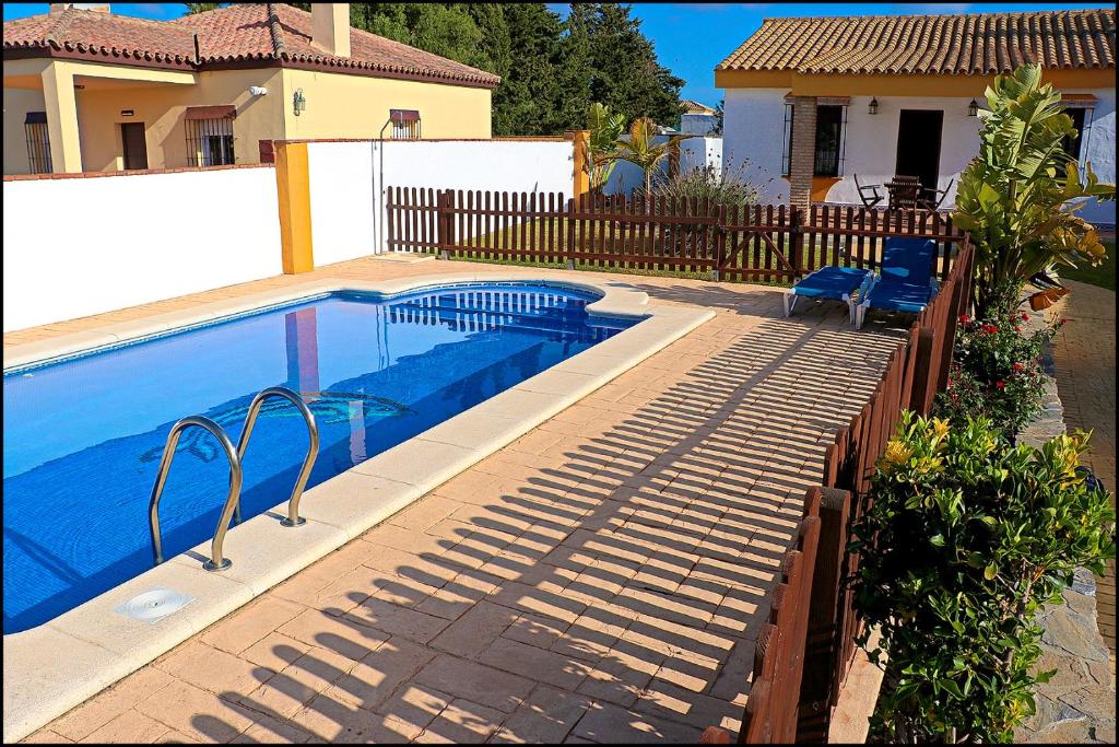 basen przed domem w obiekcie Chalet con piscina privada w mieście Conil de la Frontera