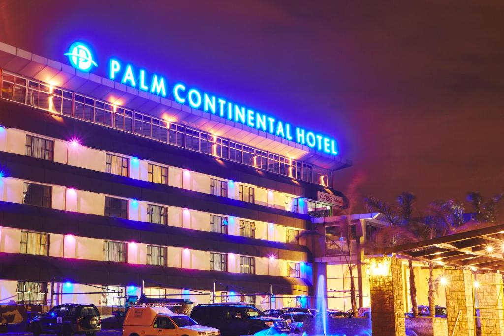 um edifício com uma placa que lê Palm Continental Hotel em Palm Continental Hotel em Joanesburgo