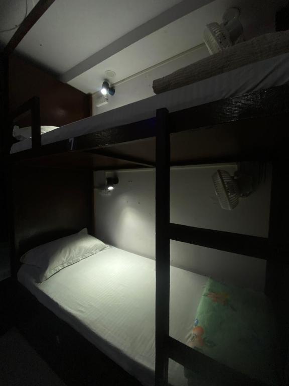 Ένα ή περισσότερα κρεβάτια σε δωμάτιο στο Cozy Inn Hostel