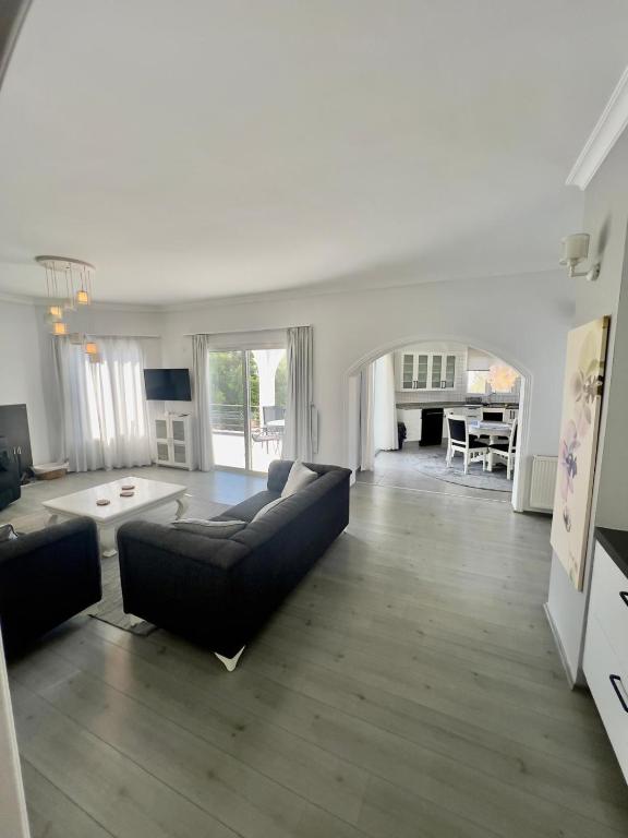 a living room with a couch and a table at 4 bed room Villa Alsancak Girne in Lageia