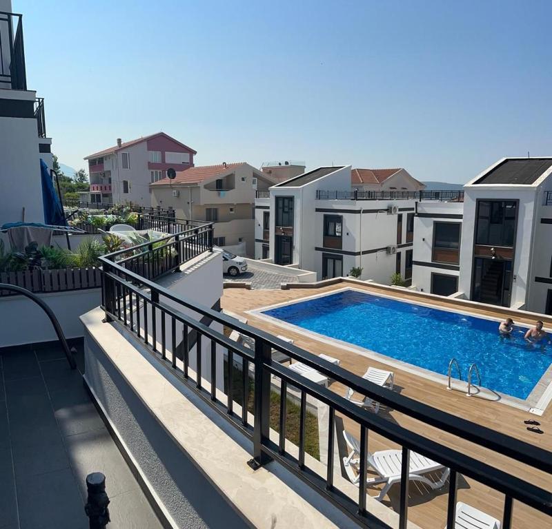 Tivat Terrace Deluxe في تيفات: مسبح على شرفة الشقة