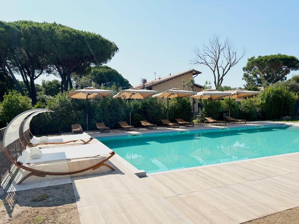Πισίνα στο ή κοντά στο Villa With Mediterranean Garden In Castiglione