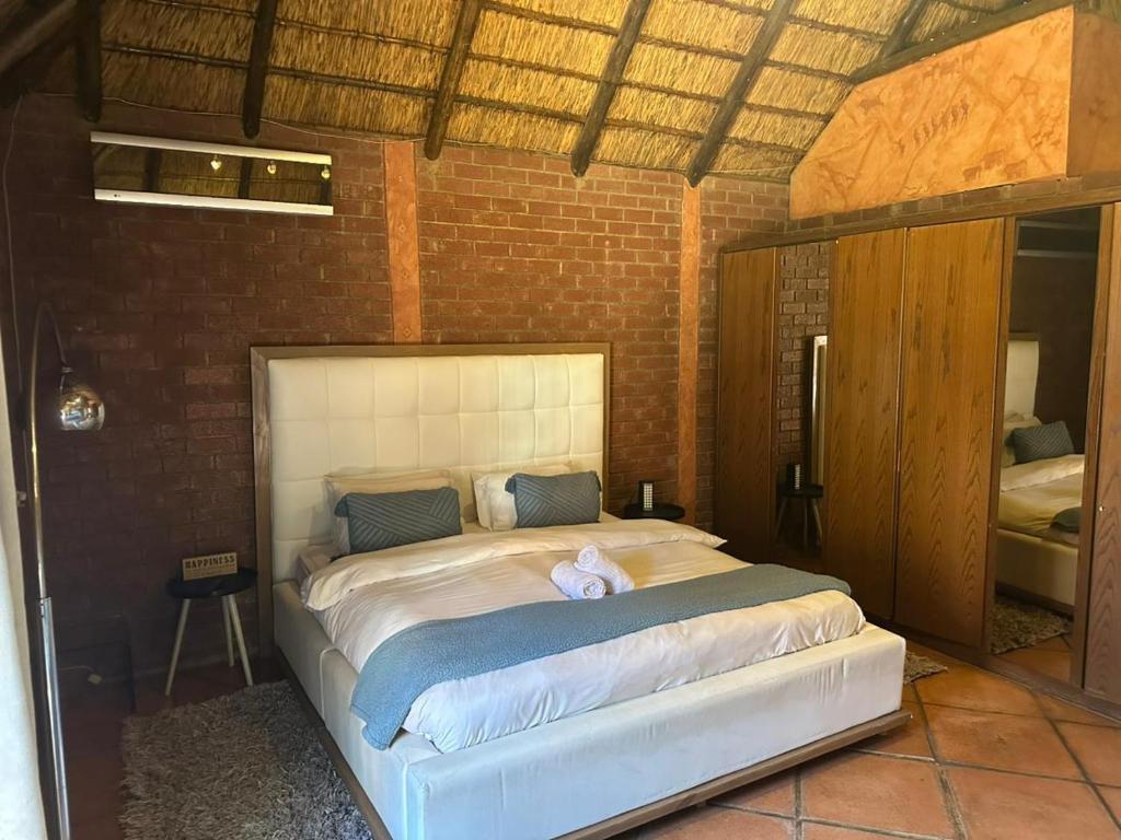 Ένα ή περισσότερα κρεβάτια σε δωμάτιο στο Bedfordview Accommodation - Koi Liv-Inn