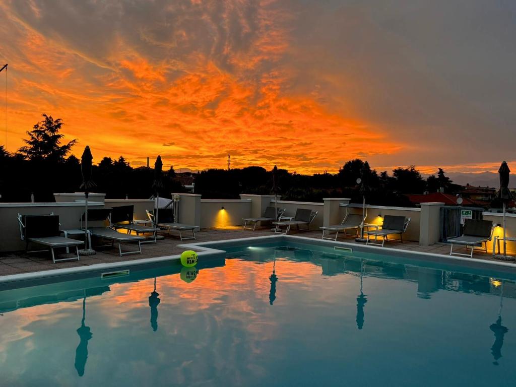 Bazén v ubytování Hotel Alfieri nebo v jeho okolí