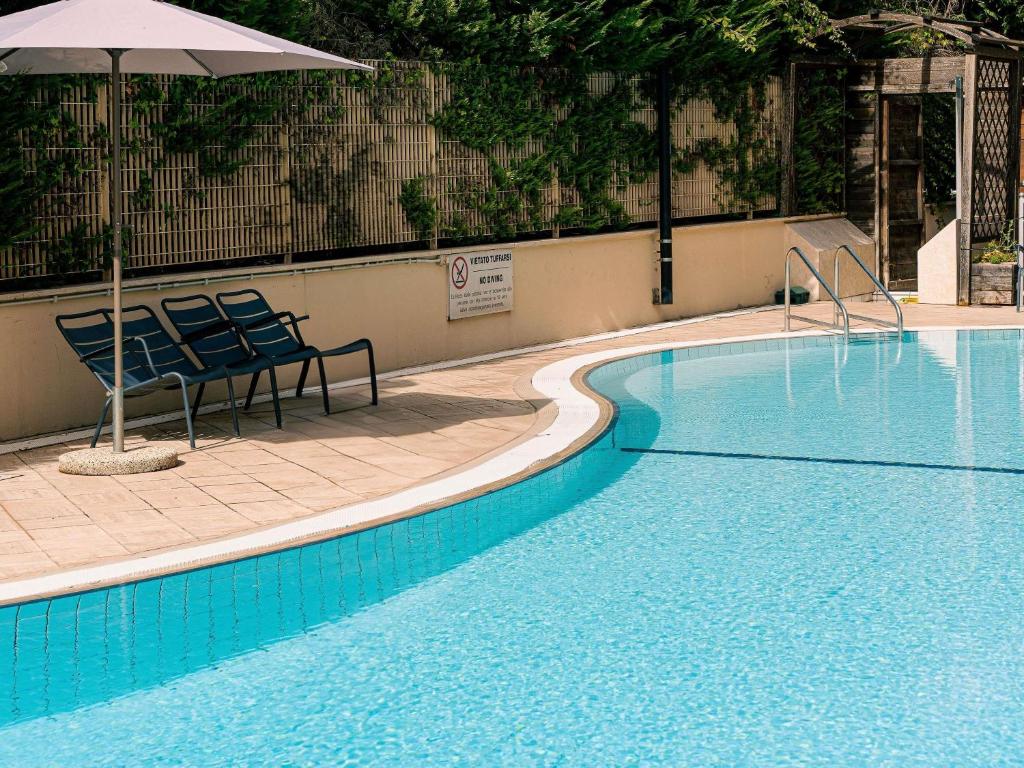 Bazén v ubytování Novotel Roma Est nebo v jeho okolí