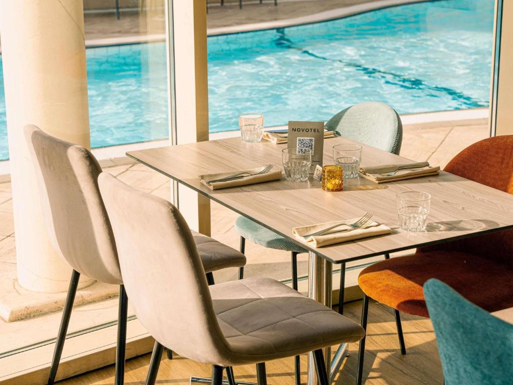 Bazén v ubytování Novotel Roma Est nebo v jeho okolí