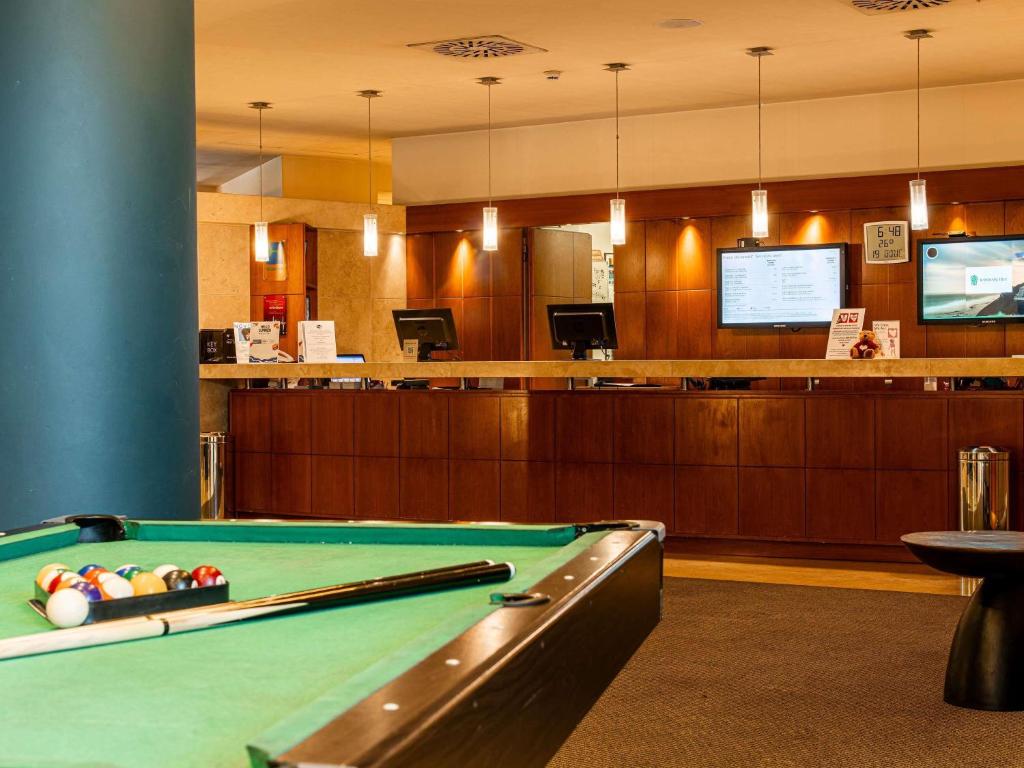 Biliár nebo kulečník v ubytování Novotel Roma Est