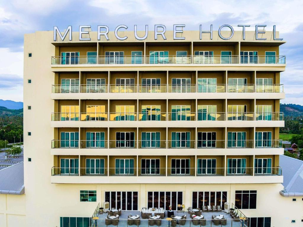 ein Hotel mit Aire-Hotel-Schild darauf in der Unterkunft Mercure Langkawi Pantai Cenang in Pantai Cenang