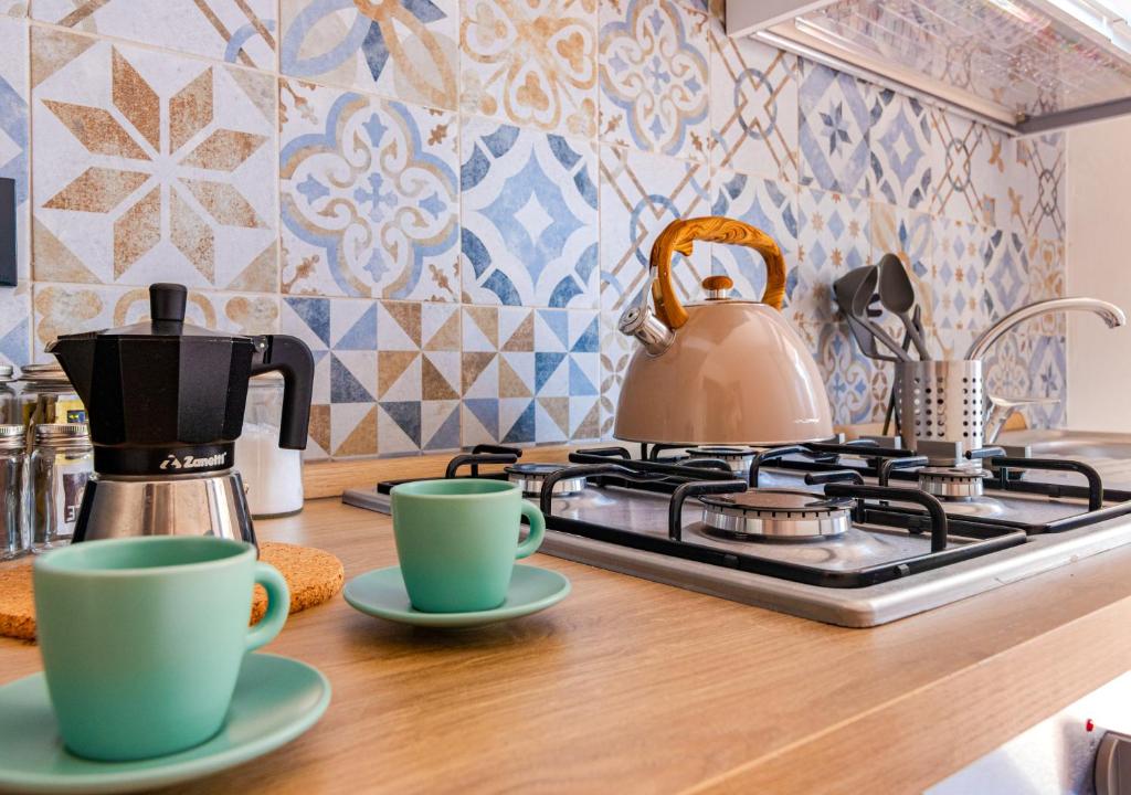 estufa con 2 tazas y tetera en Landi 2 - Near the center, free public parking, en Pisa