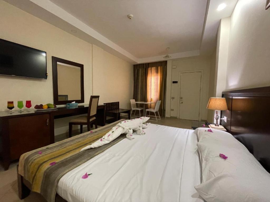 Postel nebo postele na pokoji v ubytování Naama Inn Hotel