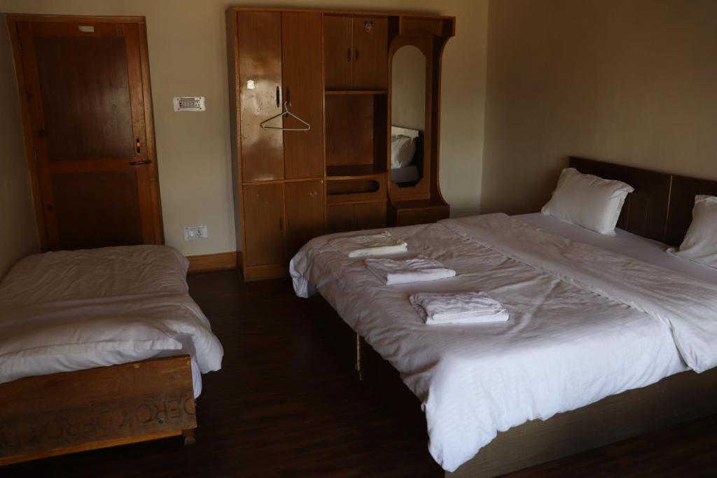 Rúm í herbergi á Nilza Guest House