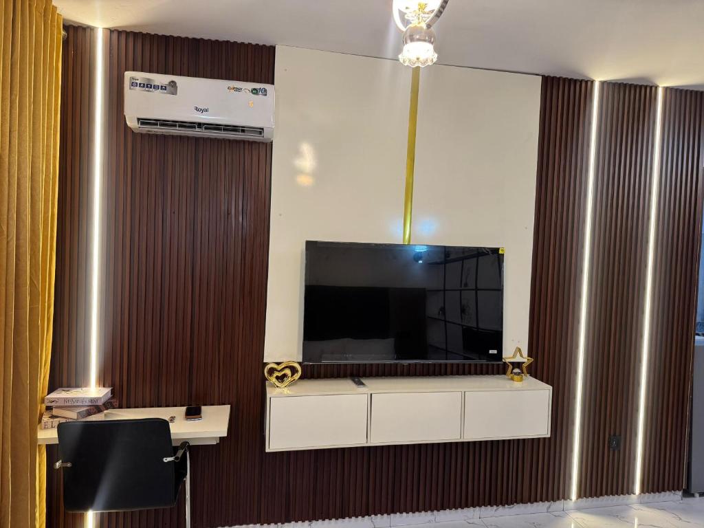 TV a/nebo společenská místnost v ubytování Cozy Studio in GRA - Portharcourt