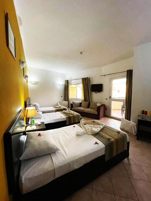 Postel nebo postele na pokoji v ubytování Naama Inn Hotel