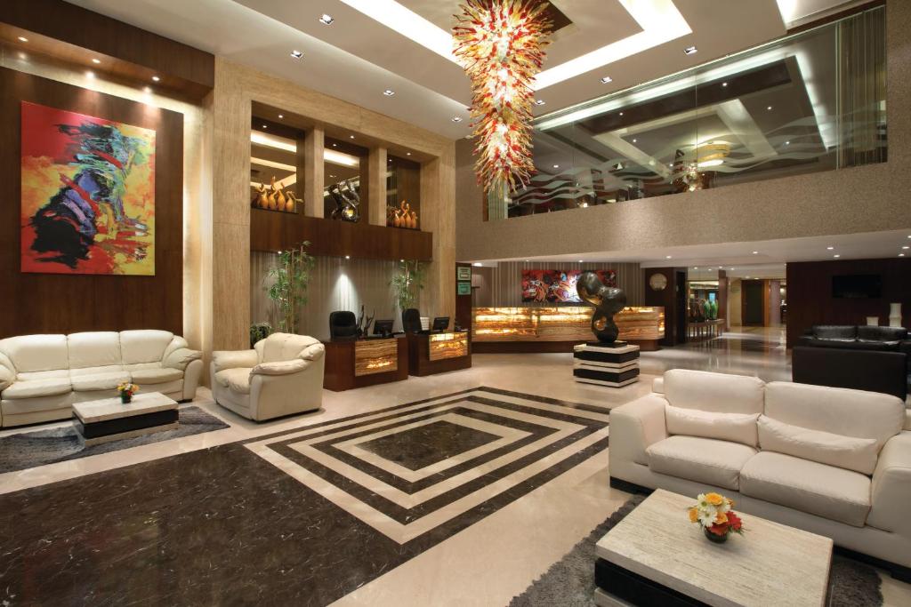 Posezení v ubytování Ramada Ahmedabad