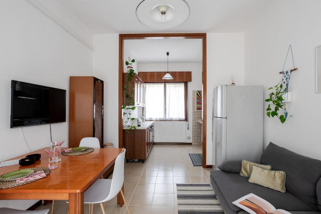 una sala de estar con un sofá y una mesa en A pochi passi dal mare Appartamento in centro, en Lido di Jesolo