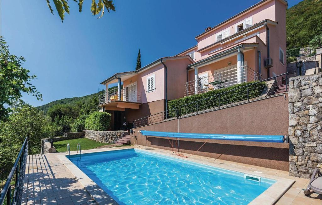 Bazén v ubytovaní Cozy Apartment In Moscenicka Draga alebo v jeho blízkosti