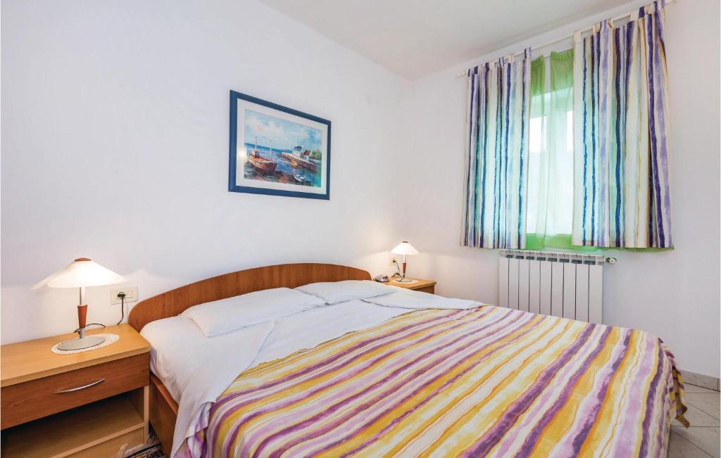 Posteľ alebo postele v izbe v ubytovaní Cozy Apartment In Moscenicka Draga