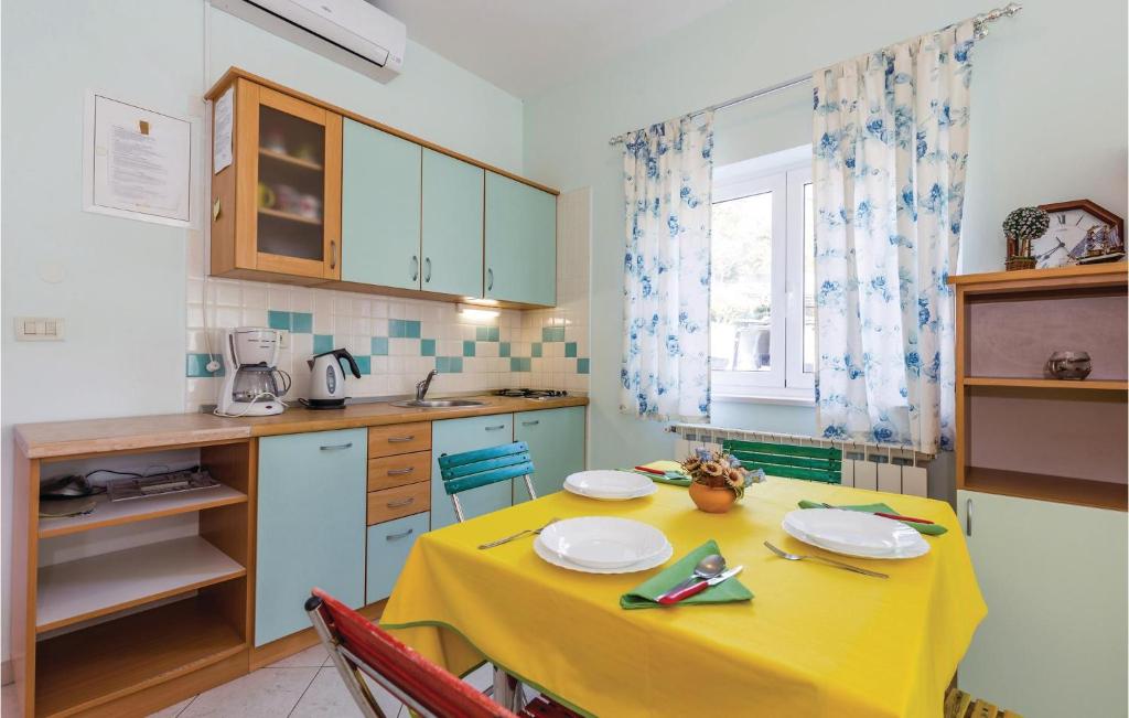 Kuchyň nebo kuchyňský kout v ubytování Cozy Apartment In Moscenicka Draga