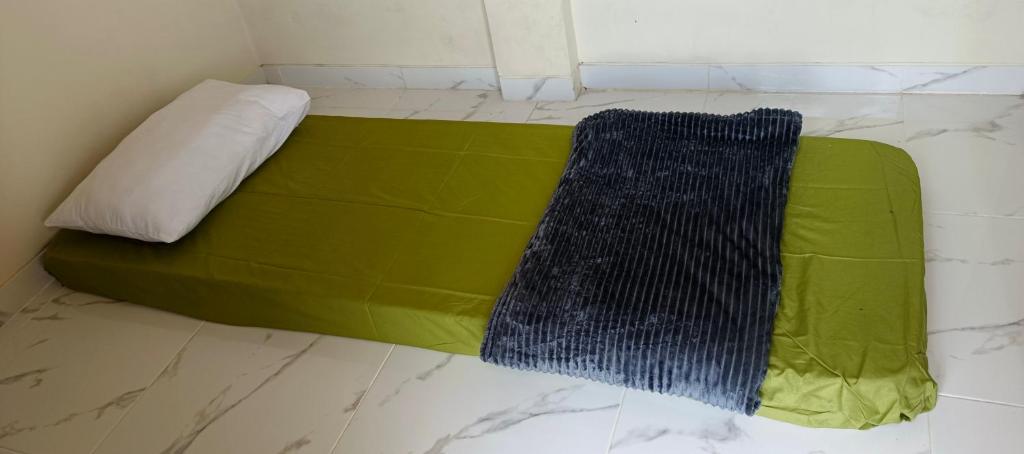 Postel nebo postele na pokoji v ubytování Pendopo Kayuwanan Syariah Near Terminal Giwangan