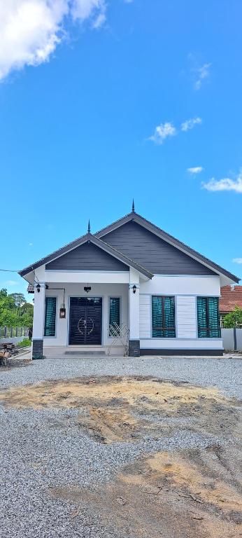Bukit PayongにあるRaudhah Homestay Tasek Kuala Terengganuの大白い家