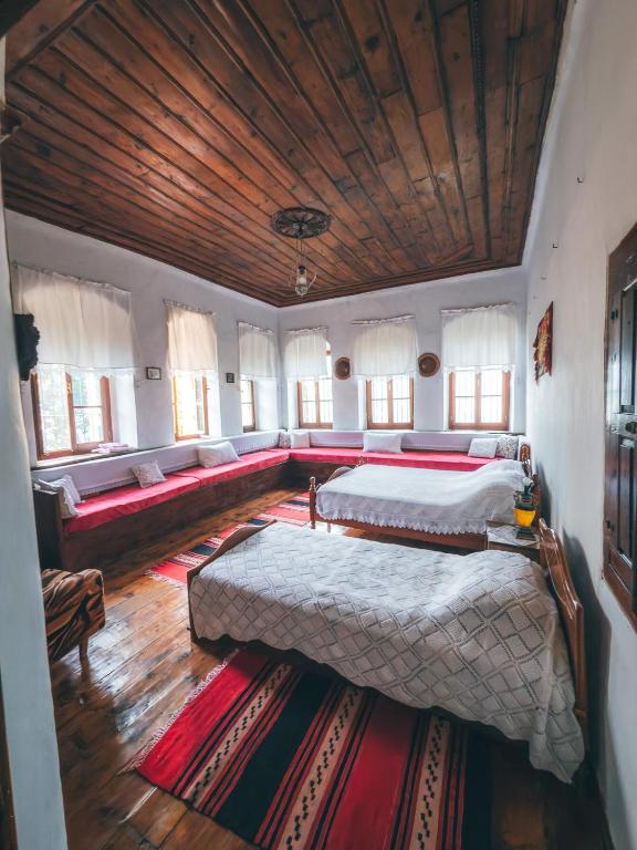 Ліжко або ліжка в номері Traditional GuestHouse Permet